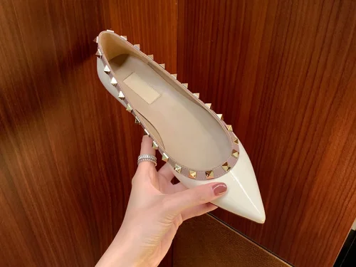 Elegant Women's Pointed Toe Studded Flat Shoes - Affordable High-Quality Slip-On Loafers for Fashionable Style